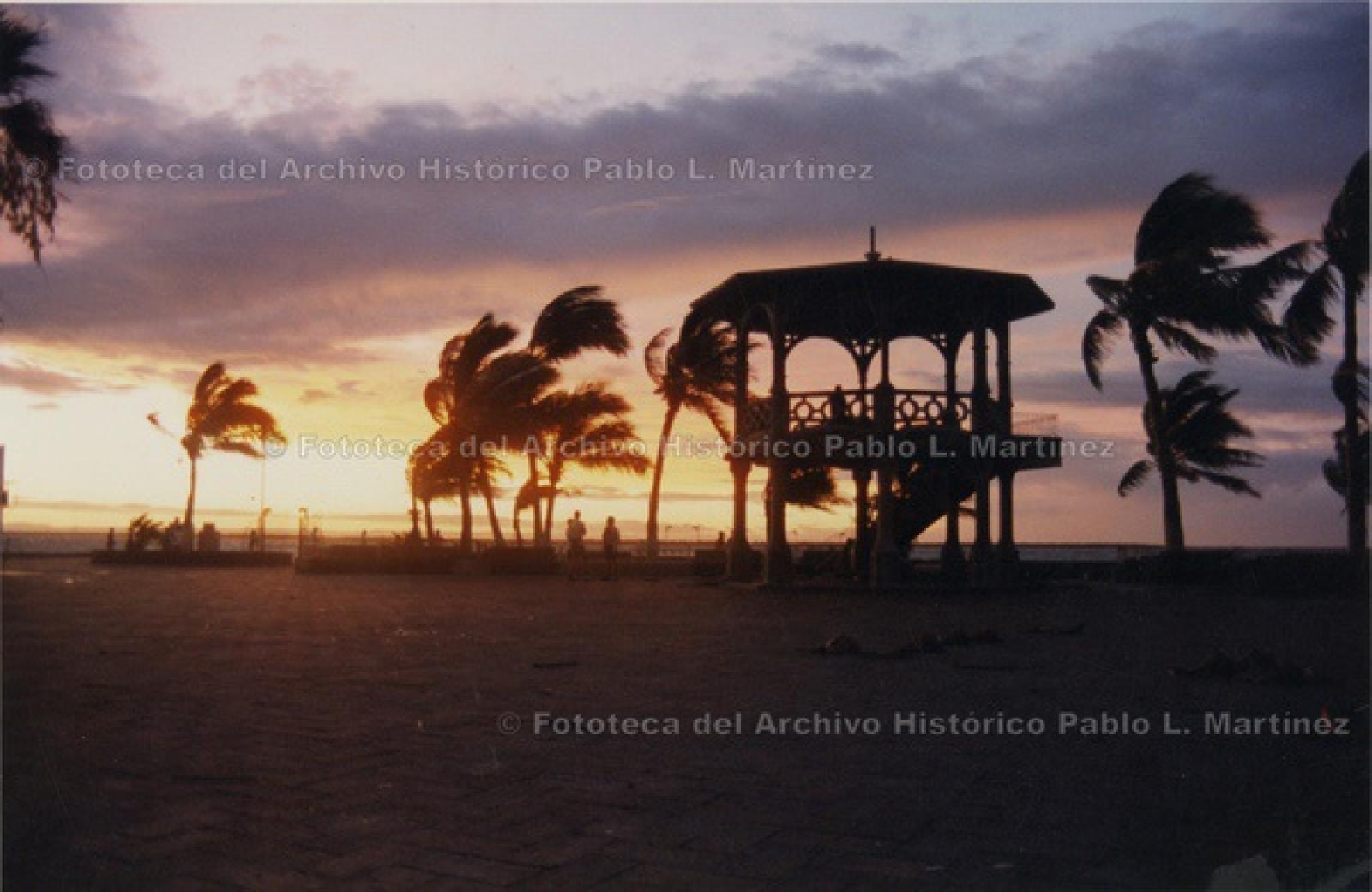 Kiosco del malecón, al atardecer.