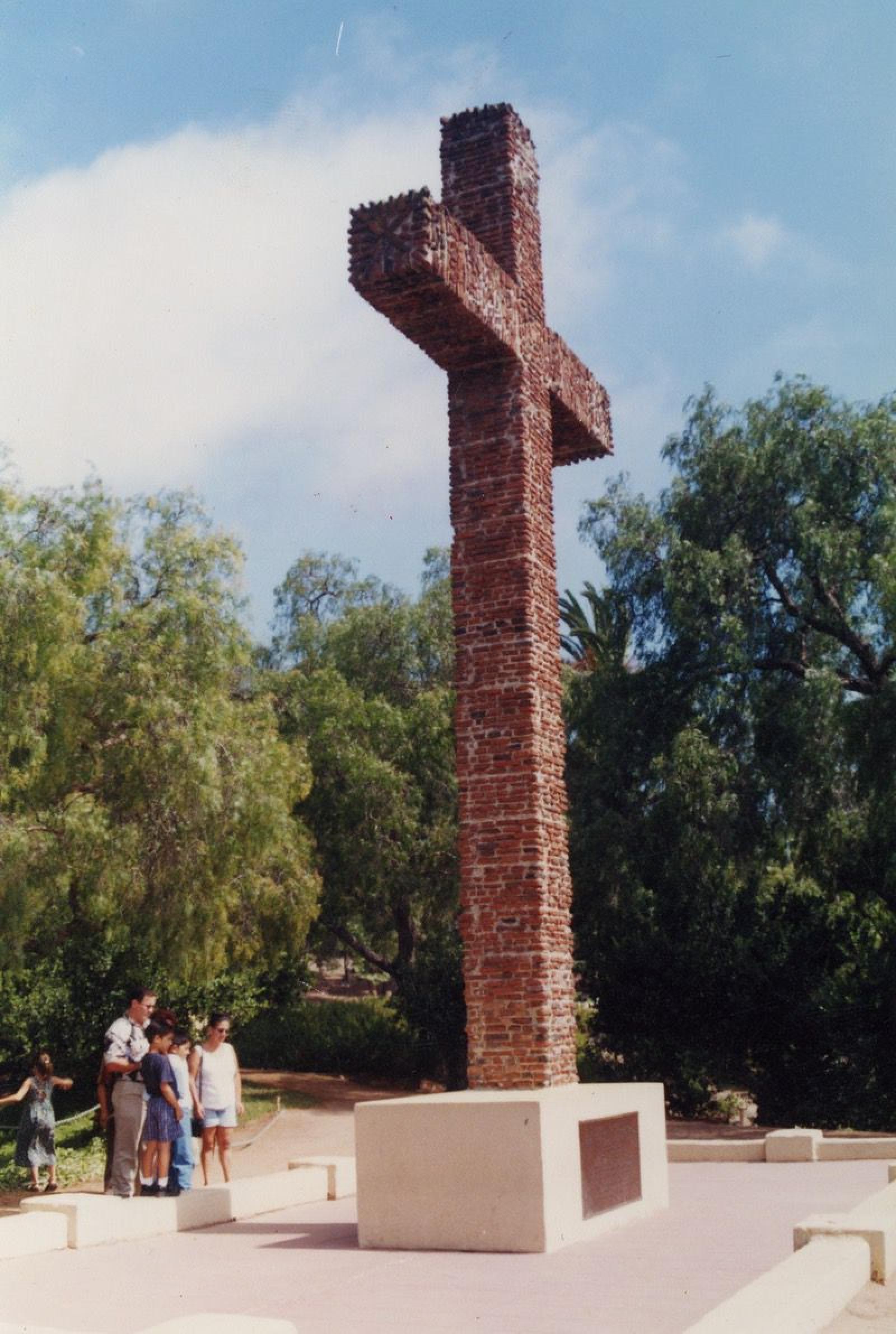 La cruz de ladrillo, al aire libre.
