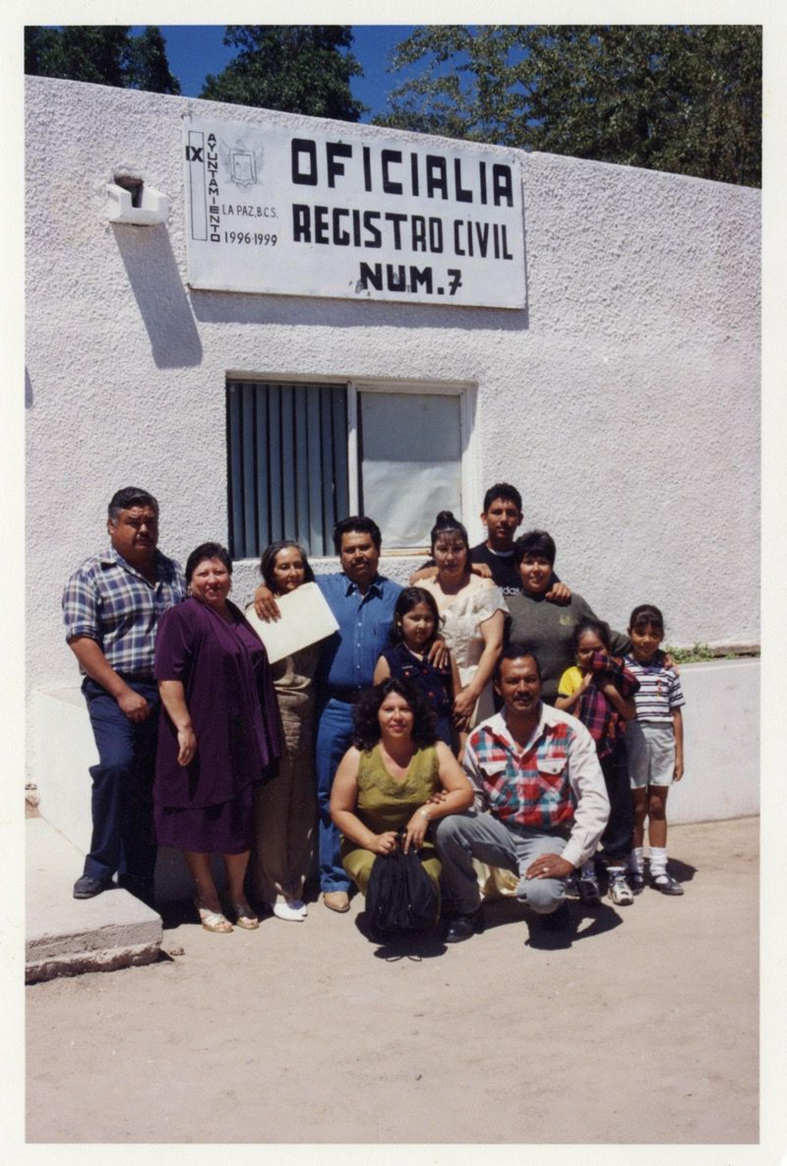 “La familia Manríquez acompaña al registro civil al matrimonio de Guadalupe y María Aurora”.