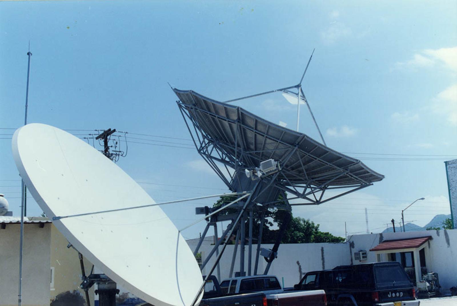 “La red”, antenas parabólicas.