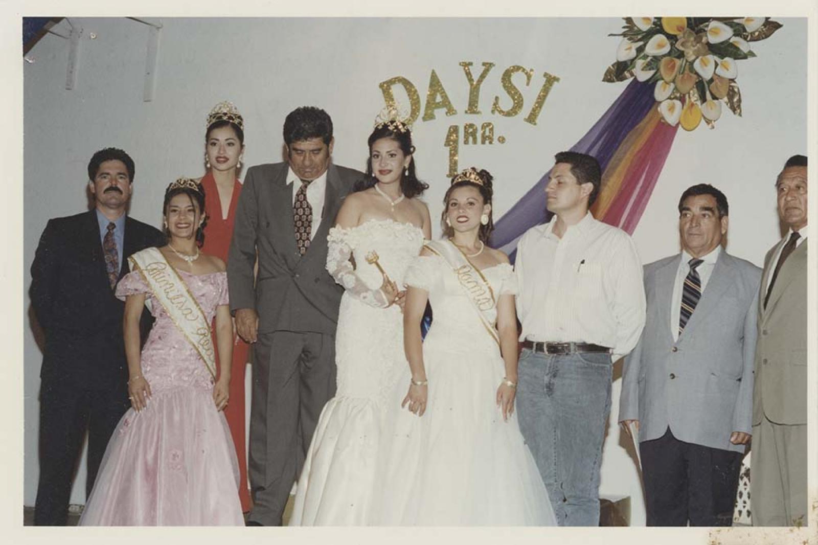 “Las autoridades municipales y los organizadores de las fiestas de San José ´97, con las reinas y princesas”.