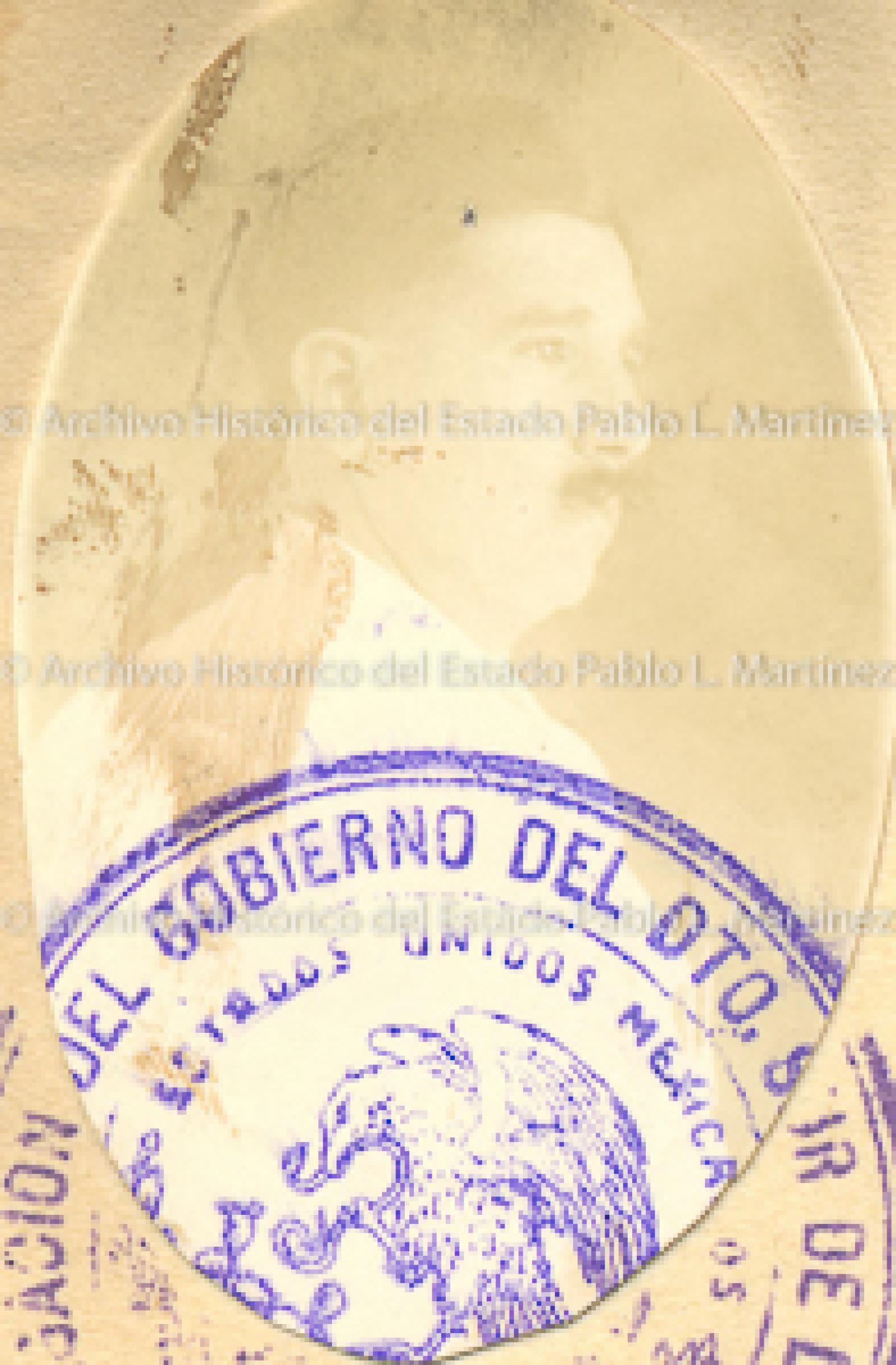 Leoncio Inzunza de perfil.