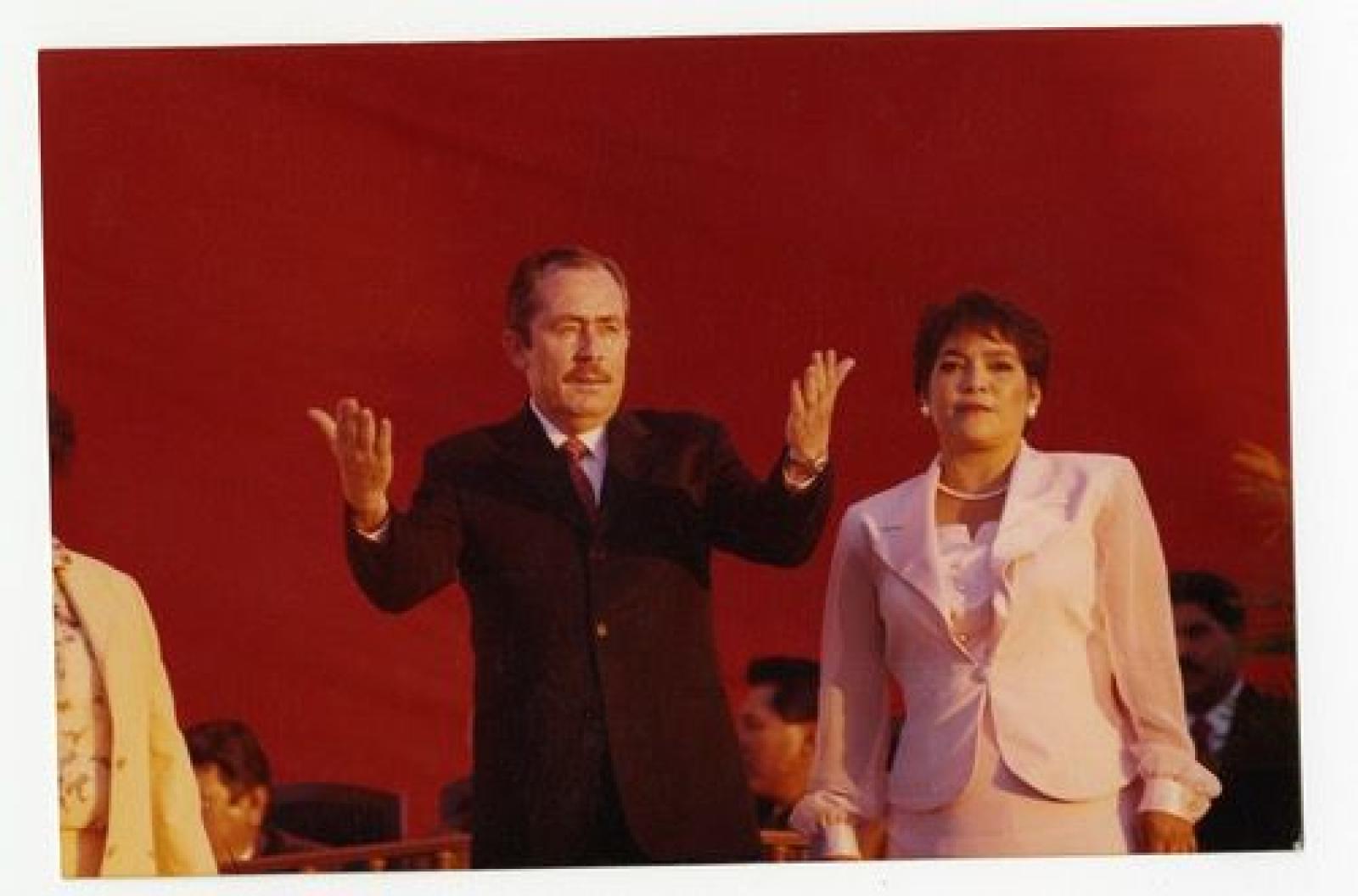 Leonel Cota Montaño con los brazos extendidos expresando agradecimiento.