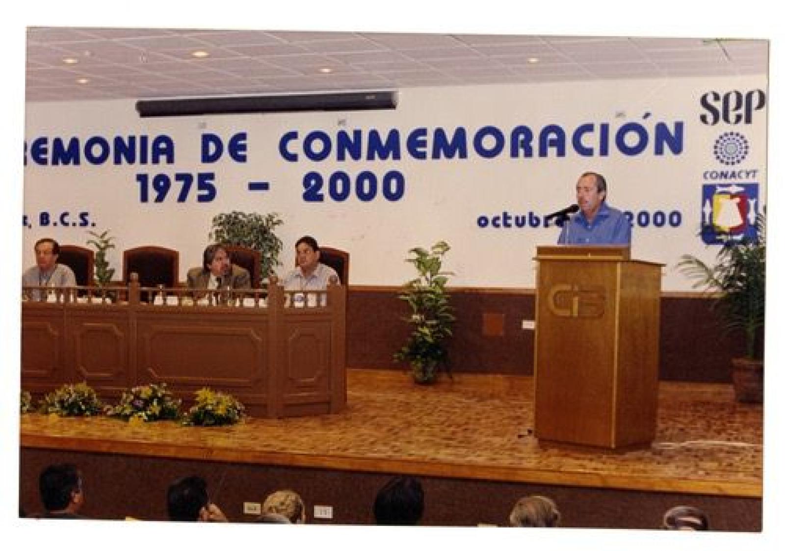 Leonel Cota Montaño en ceremonia de conmemoración.