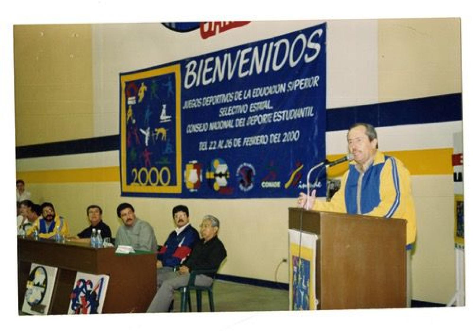 Leonel Cota Montaño en evento deportivo en la Universidad Autónoma de Baja California Sur.