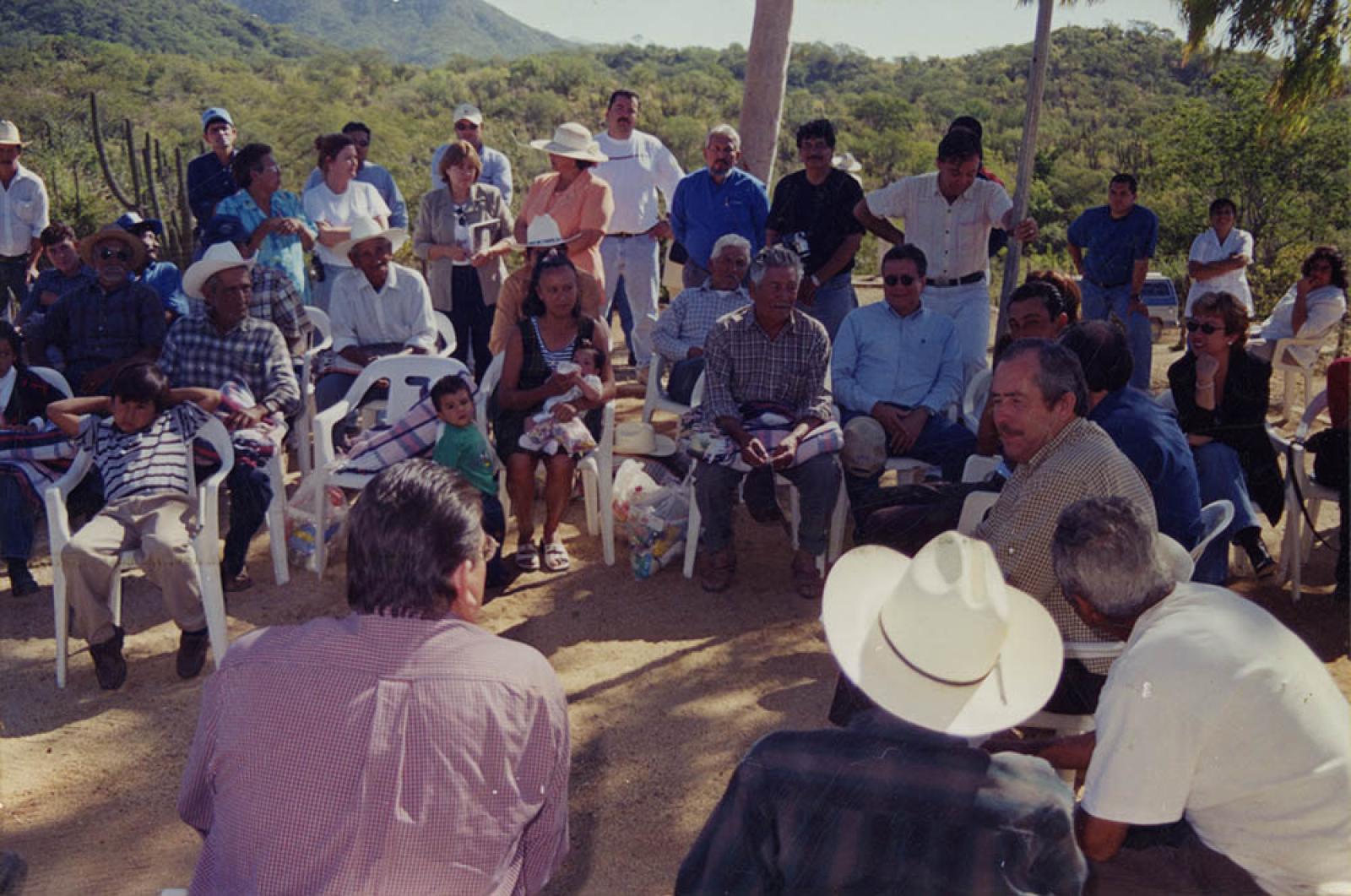 Leonel Cota Montaño en visita de trabajo con rancheros.