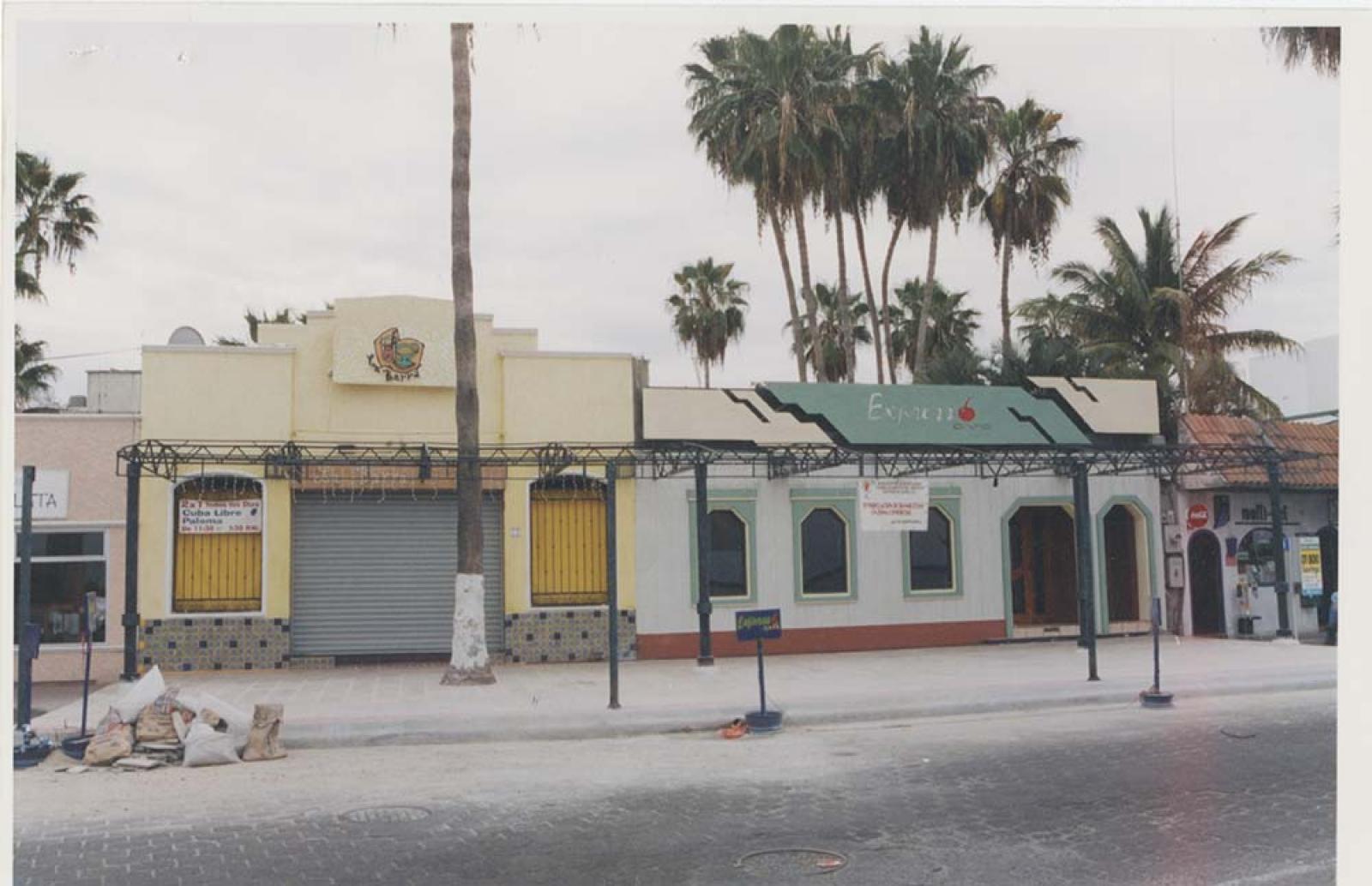Locales comerciales, malecón de La Paz, Baja California Sur.