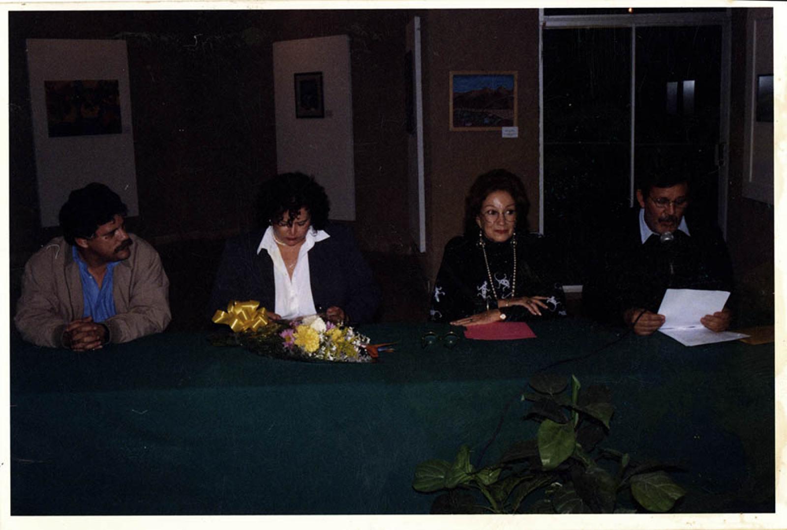 Lorella Castorela, Estela Davis y Juan Preciado Llamas en evento llevado a cabo en las instalaciones de la Galería de Artes "Carlos Olachea B."