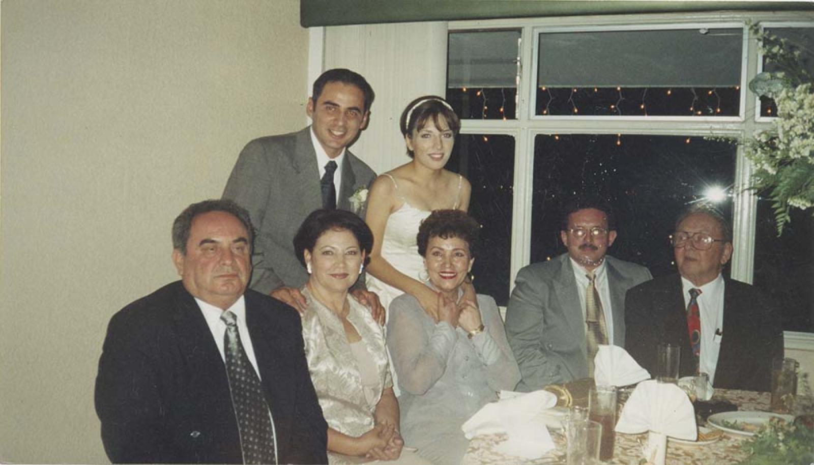 “Los novios felices”, con sus padres.