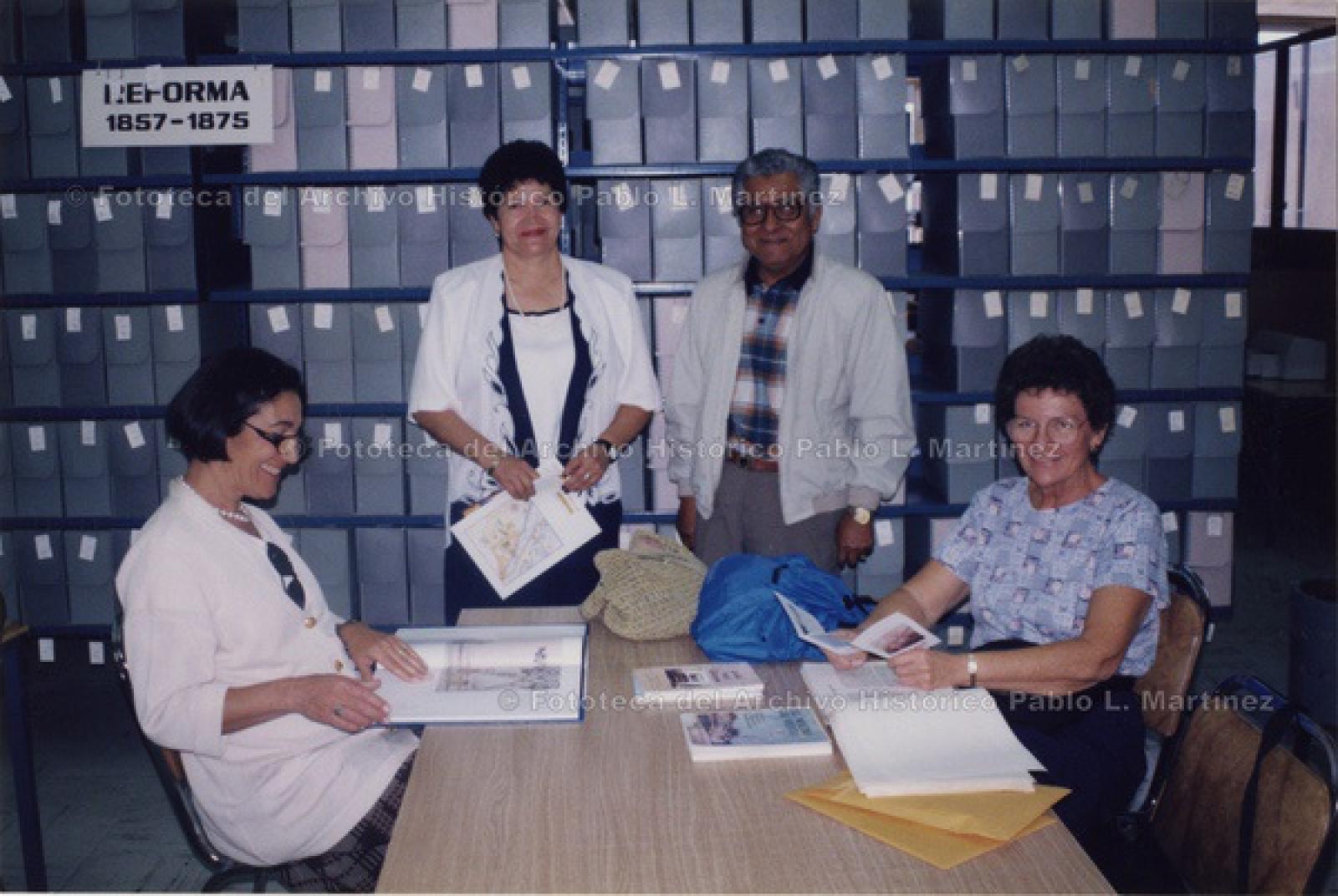 “Lucy Mansuy y Mary Sevilla y empleados del archivo histórico Pablo L. Martínez”.