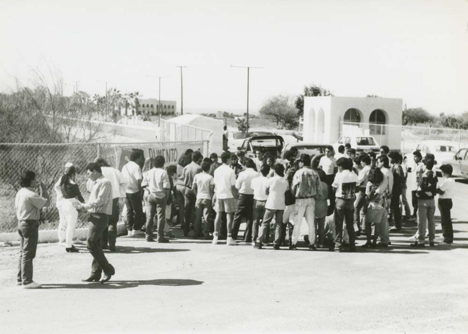 Manifestantes bloquean acceso principal de la UABCS.