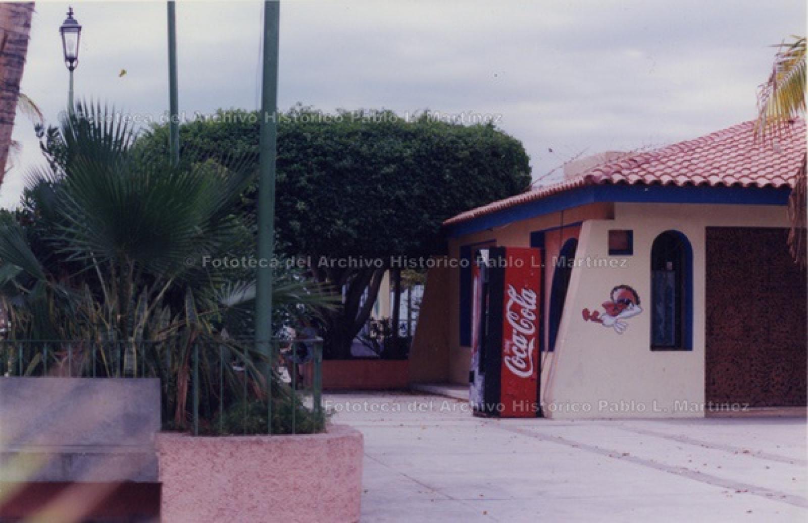 Máquina expendedora de refrescos afuera de oficina ubicada en el malecón de La Paz, Baja California Sur.