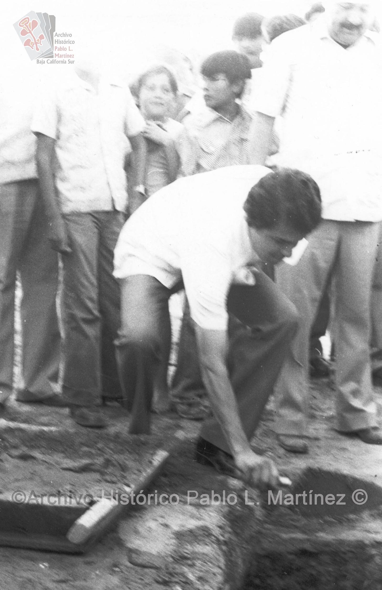 Mario Vargas Aguiar, coloca la primera piedra de construcción.