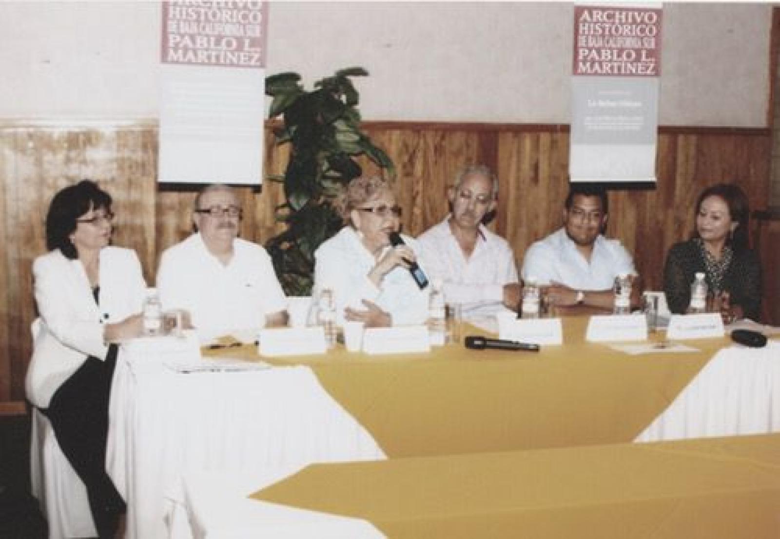Mesa de ponentes durante la inauguración de la Reunión de Archivos del Gobierno del estado de Baja California Sur.