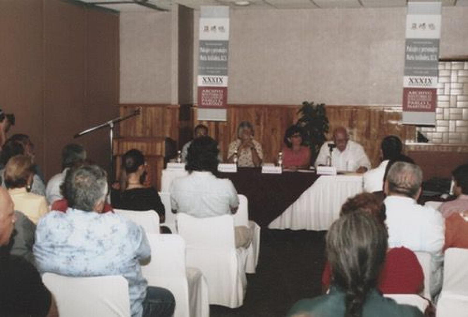 Mesa de ponentes y público asistente la presentación del libro Paisajes y personajes en María Auxiliadora, Baja California Sur.