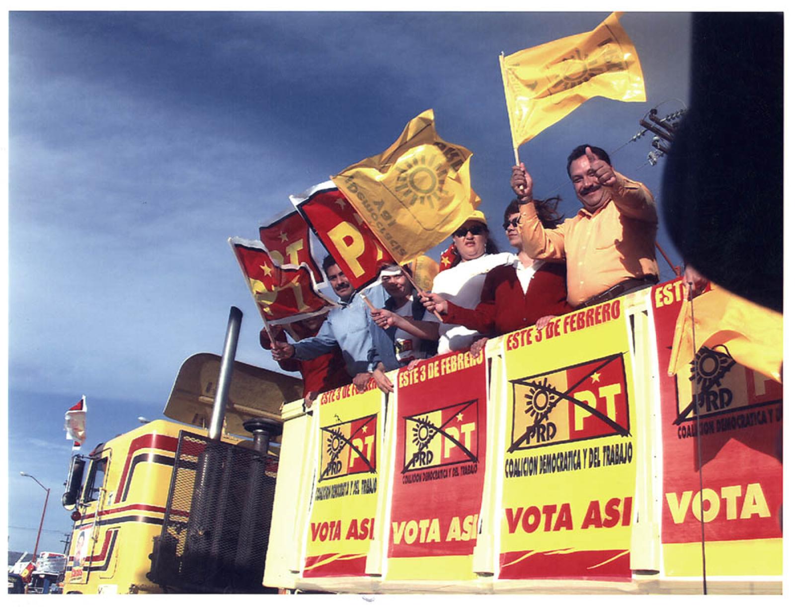 Miembros de la Coalisión Democrática y del Trabajo, en acto de proselitismo.
