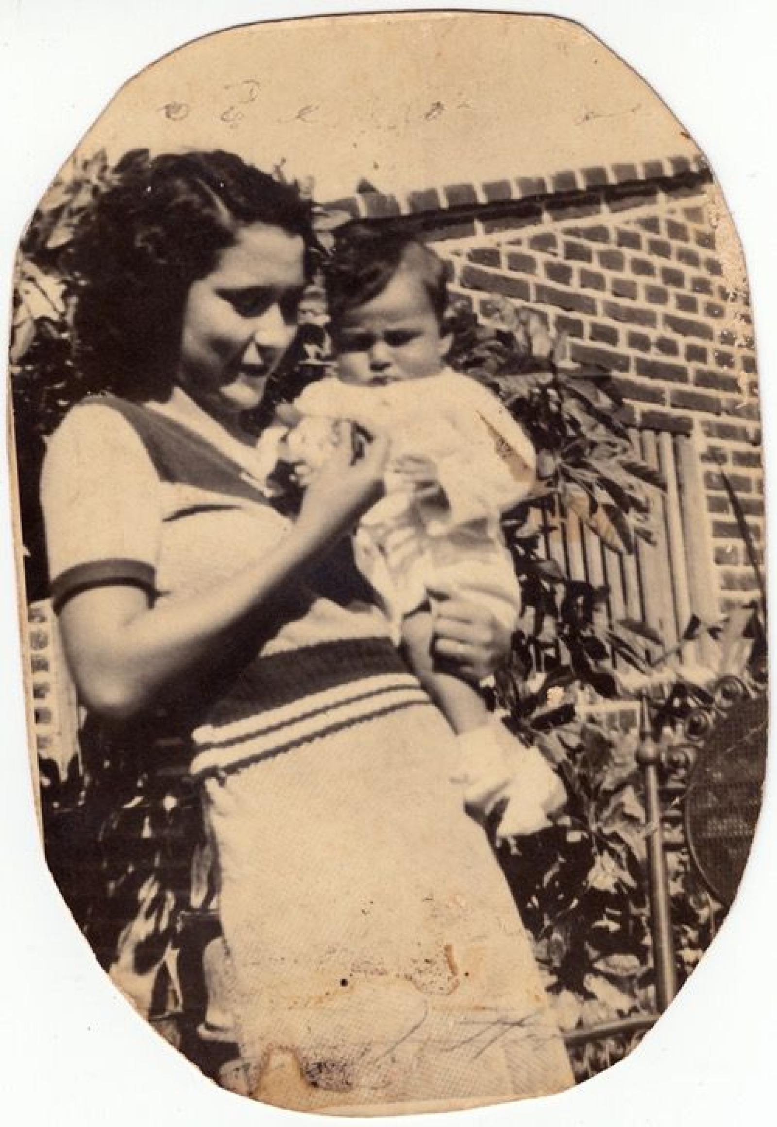 Mujer con bebé en brazos.