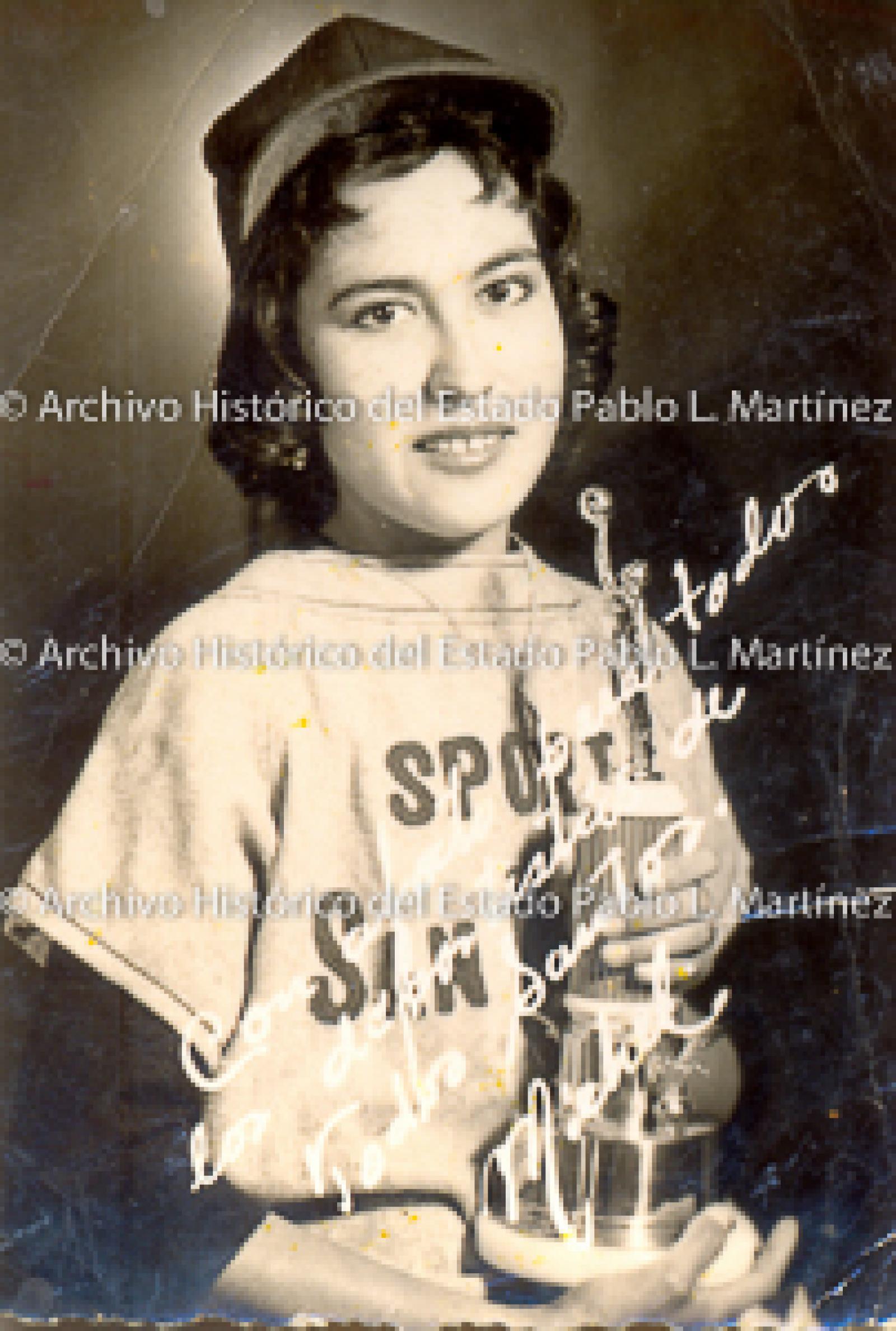 Mujer con Trofeo.