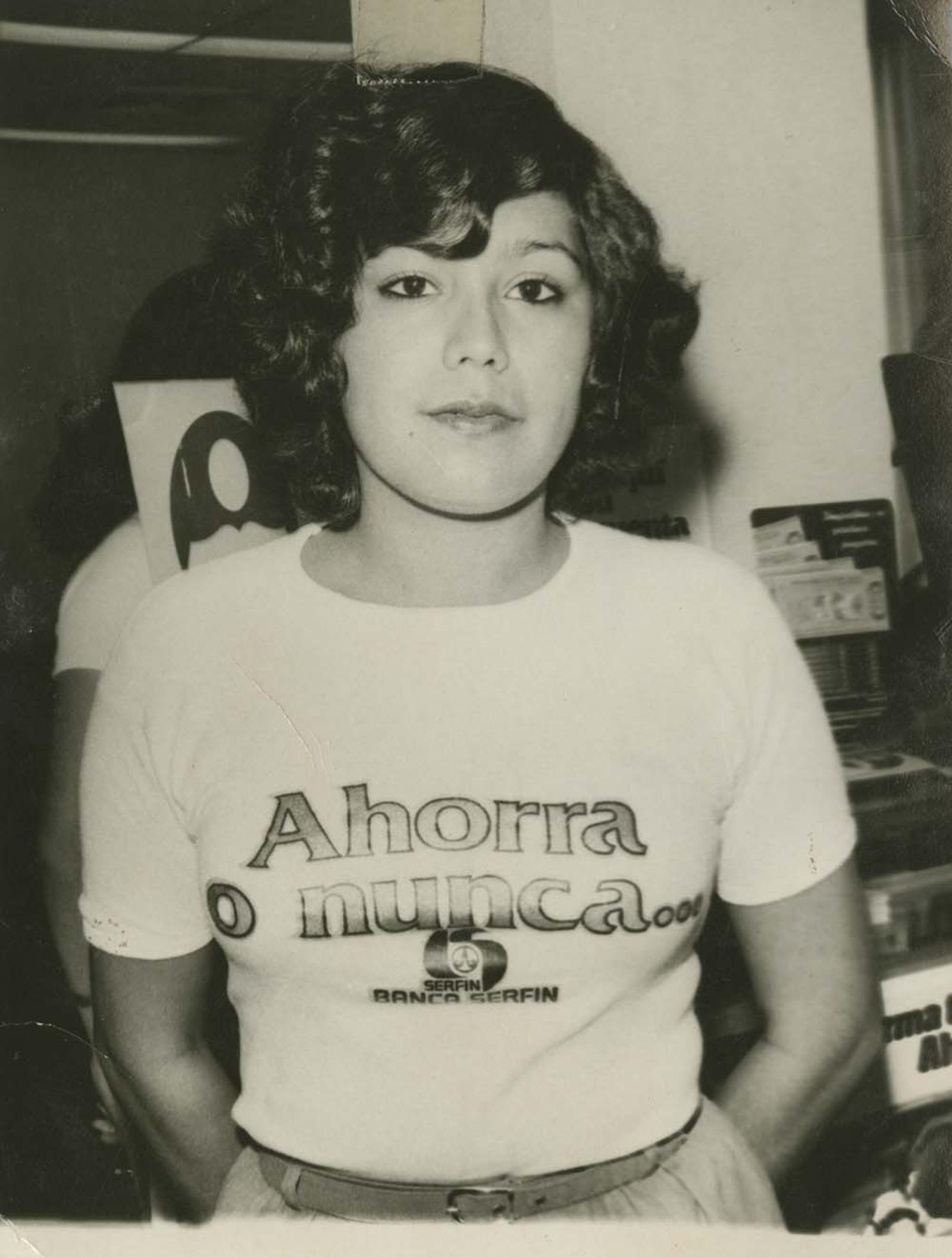 Mujer que viste playera con publicidad de Banca Serfín.