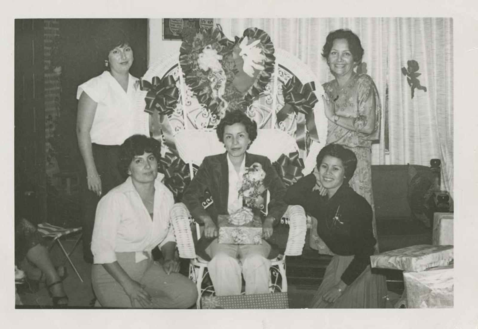Mujeres festejan despedida de soltera.