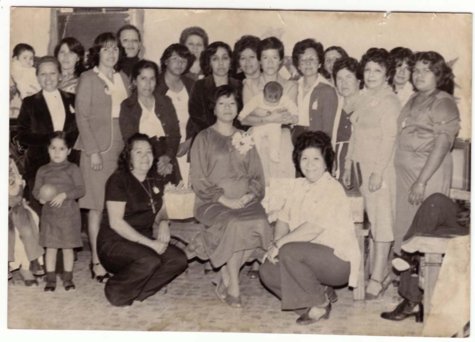 Mujeres niñas y bebes, retrato de grupo.