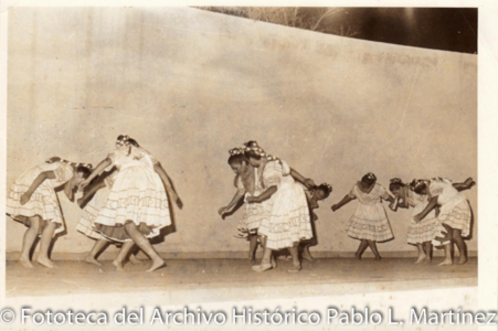 Mujeres que interpretan baile folklórico, descalzas.