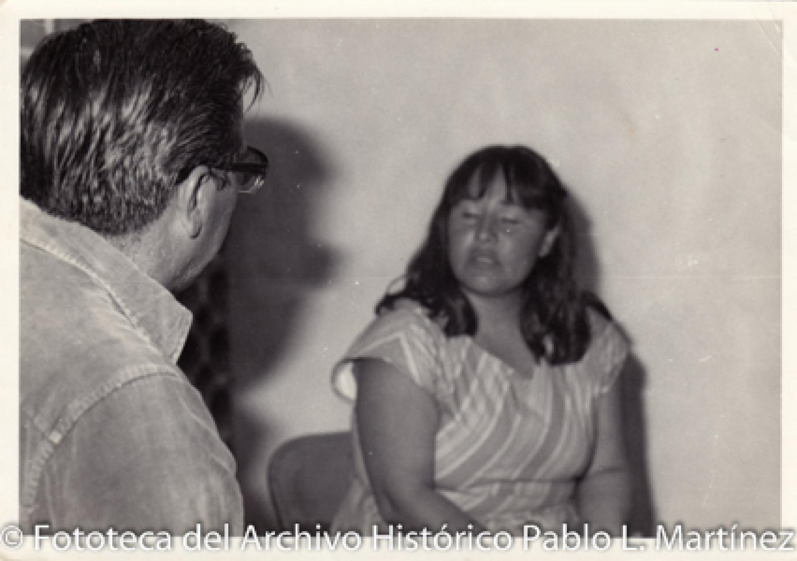 Mujeres sentada frente a hombre