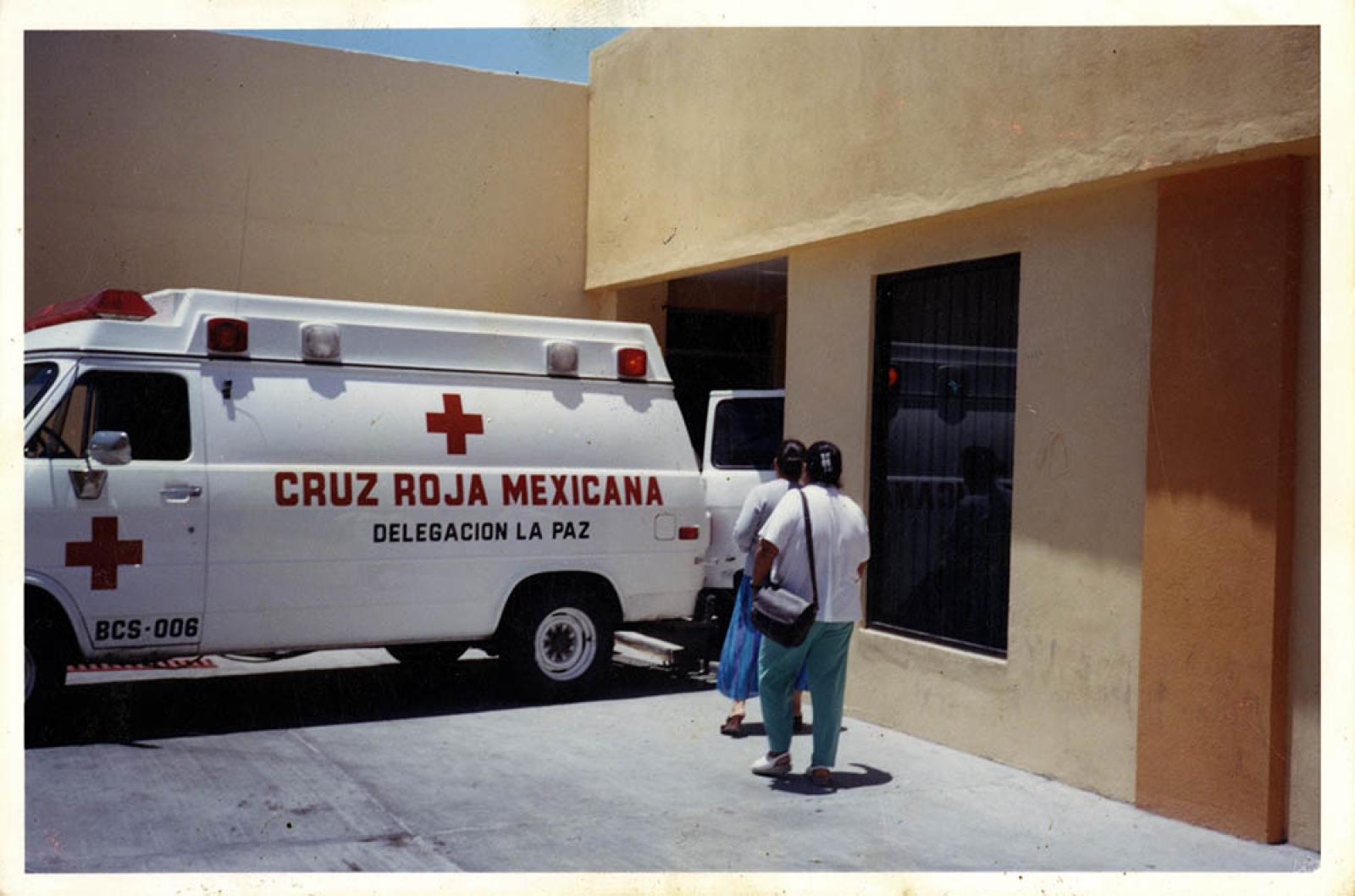 Mujeres y ambulancia de La Cruz Roja Mexicana.