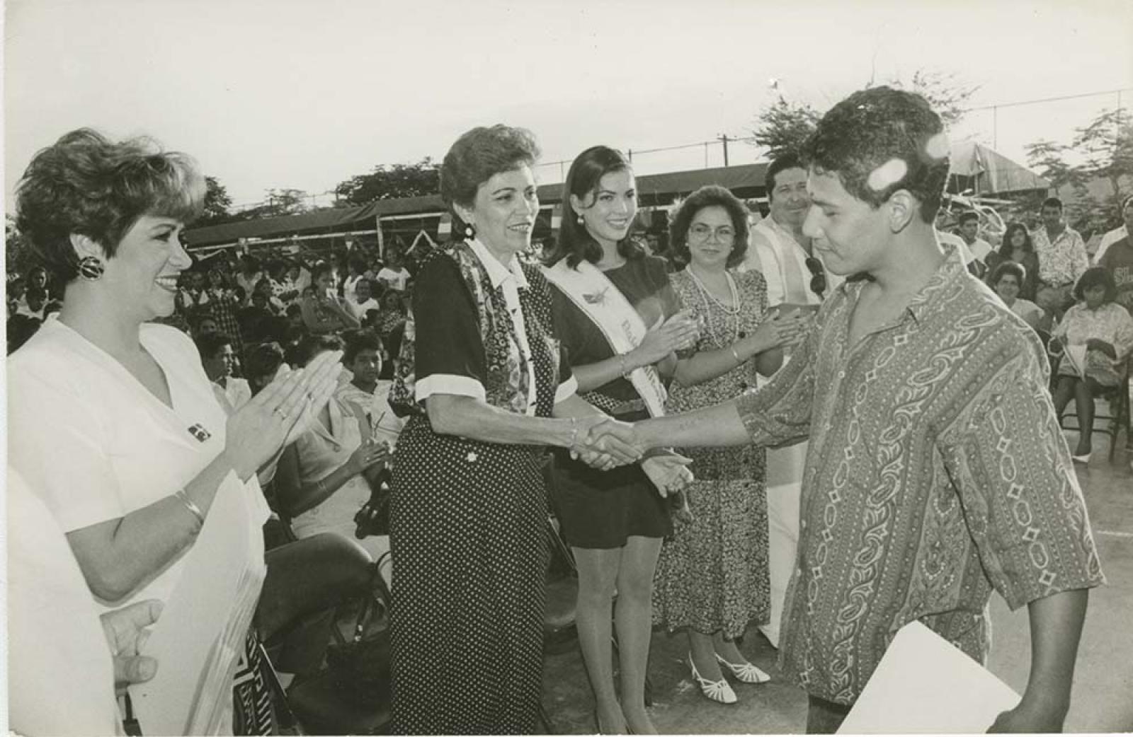 Mujeres y hombres en evento.