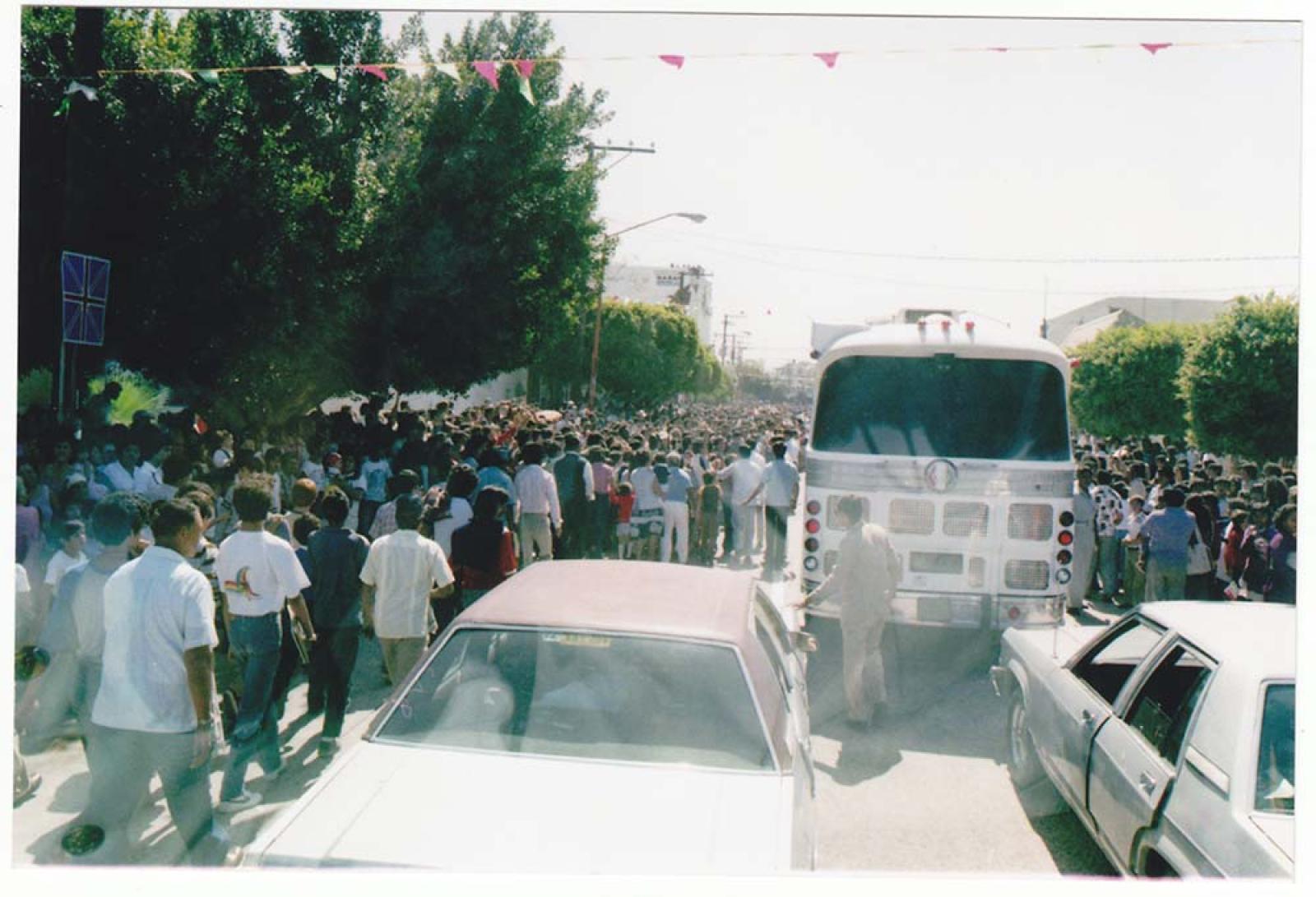 Multitud sigue recorrido de la reina Isabel II.
