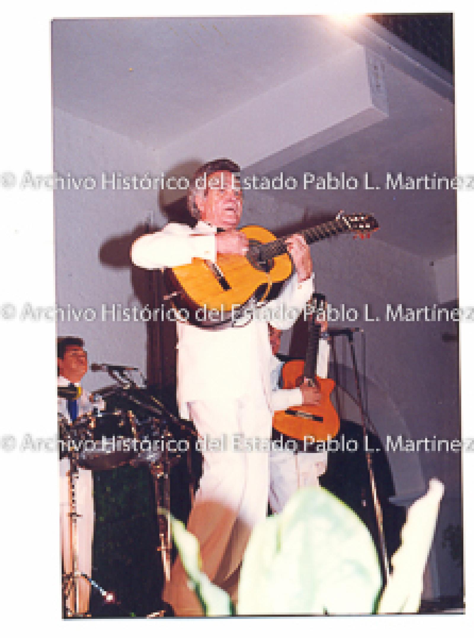 Músicos en escenario.