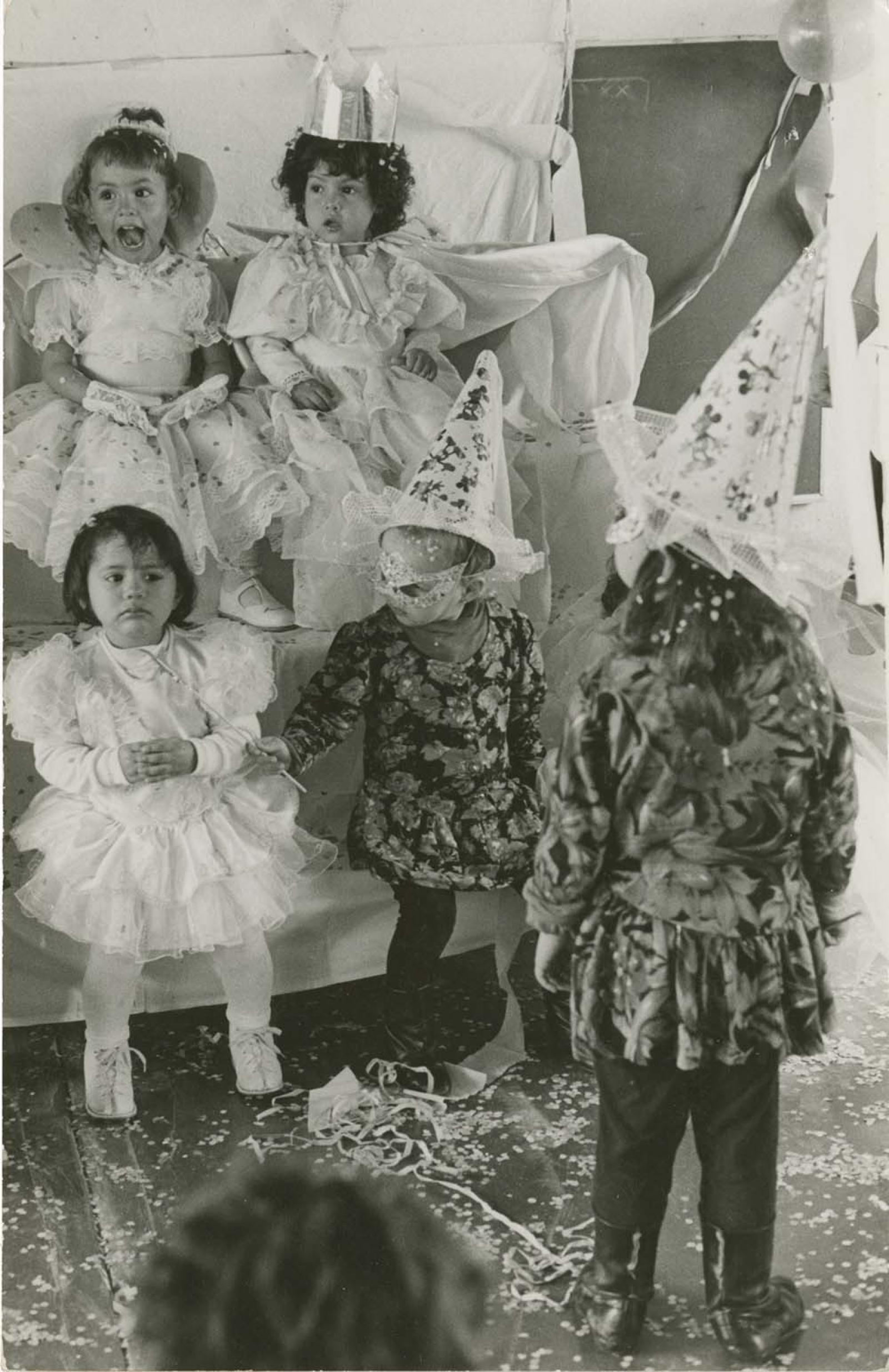 Niñas en festival de disfraces.