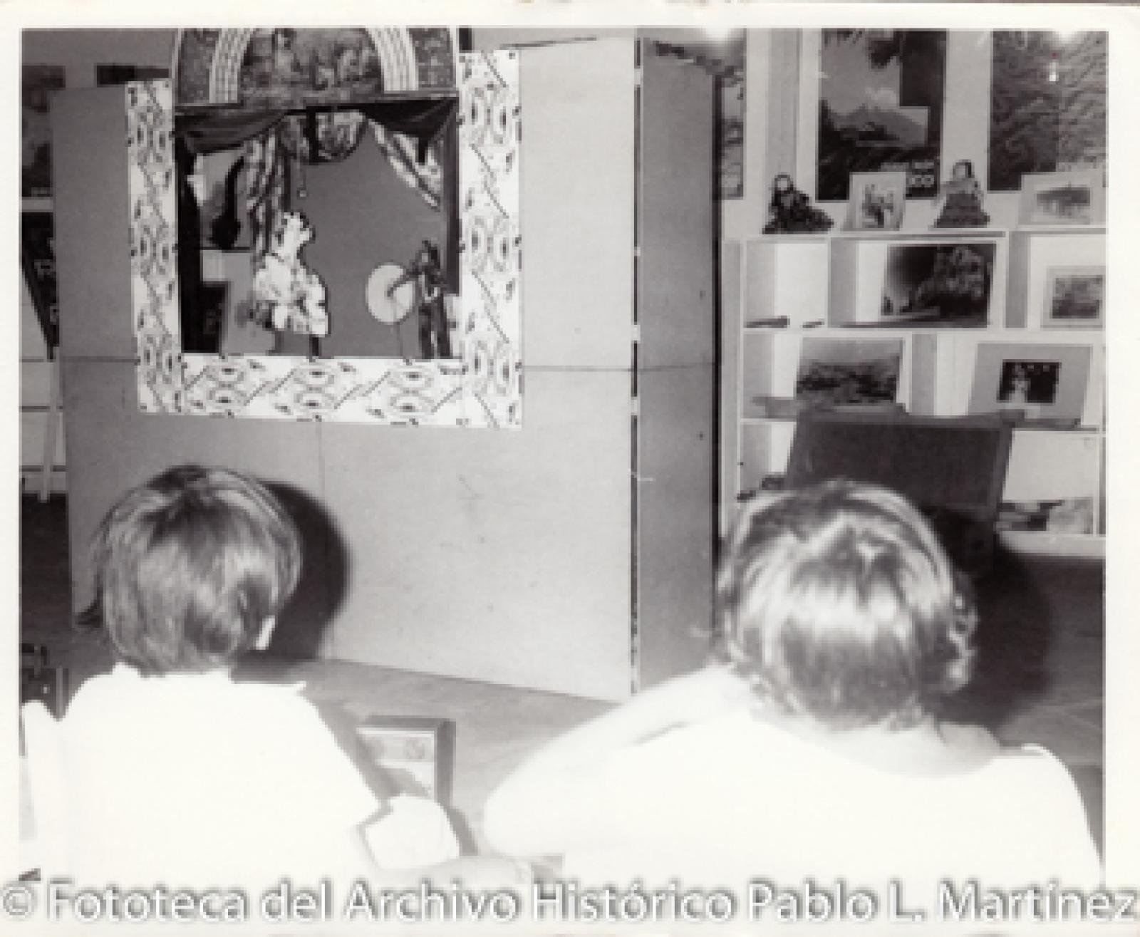 Niños frente a obra de teatro guiñol