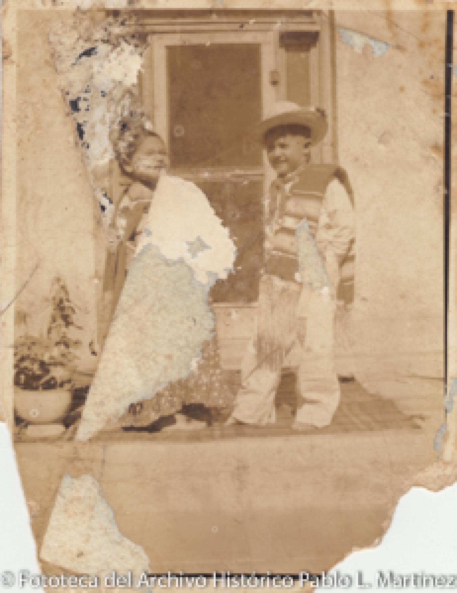 Niños y niña con vestimenta típica mexicana.