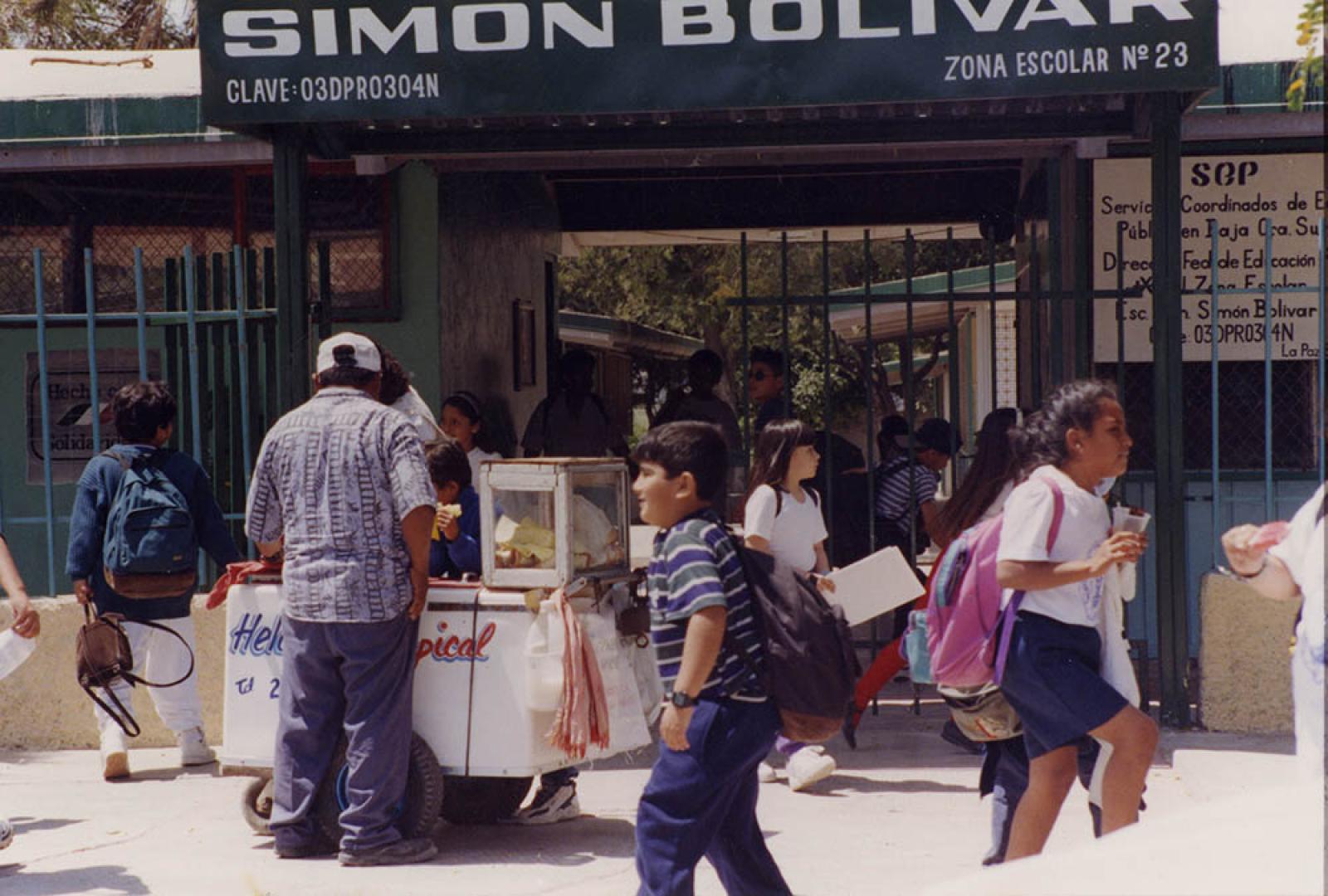 Niños y niñas de la Escuela Primaria Simón Bolívar.
