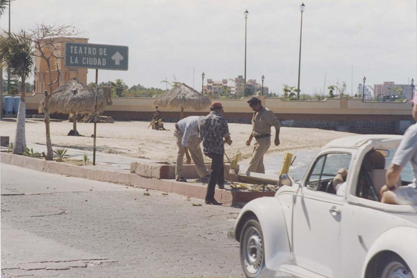 Obra de remodelación a un costado del muelle del malecón de La Paz.