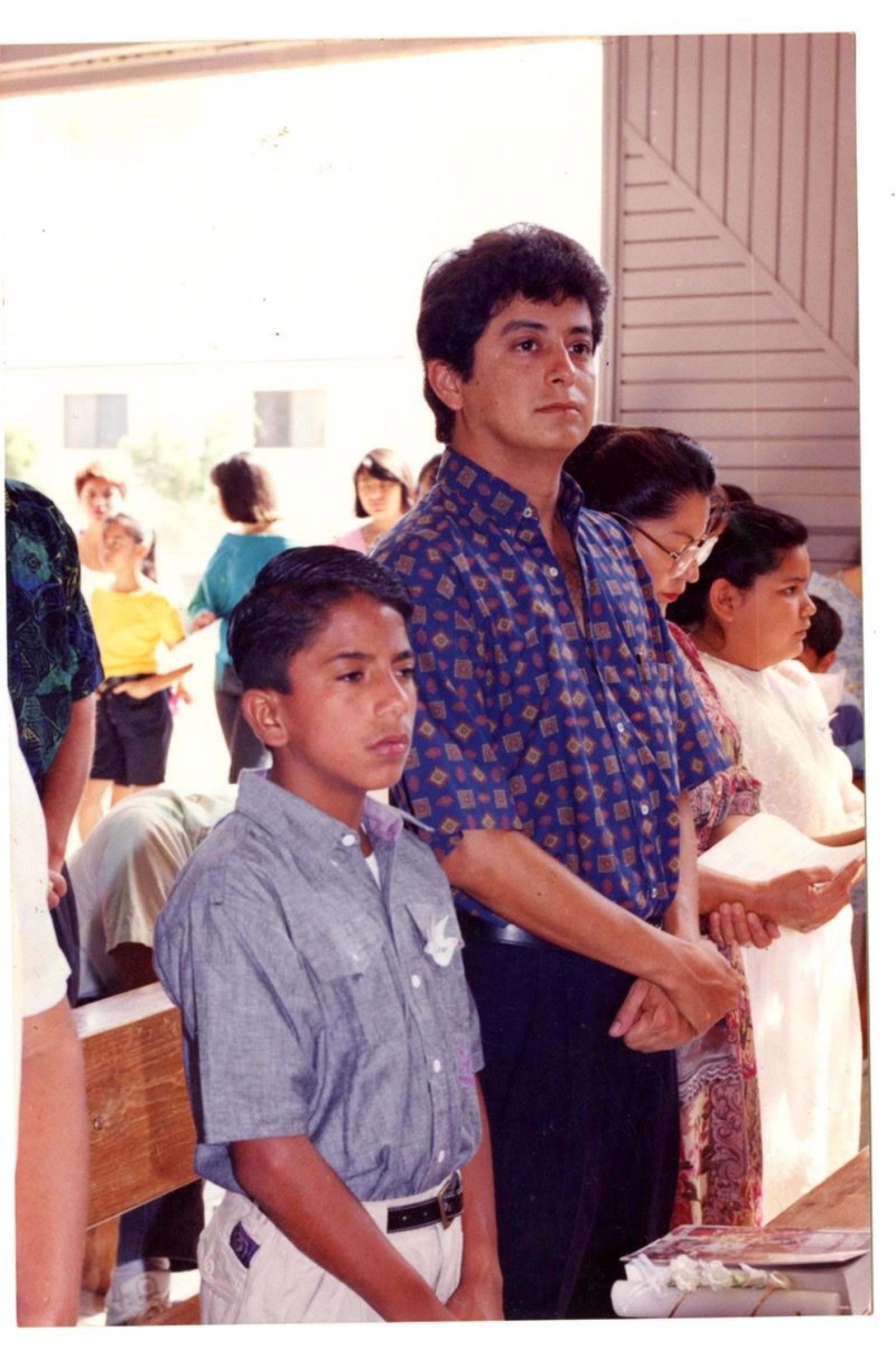 Omar Guerrero Ortiz acompañado de su padrino de confirmación Sebastián Romo Carrillo.