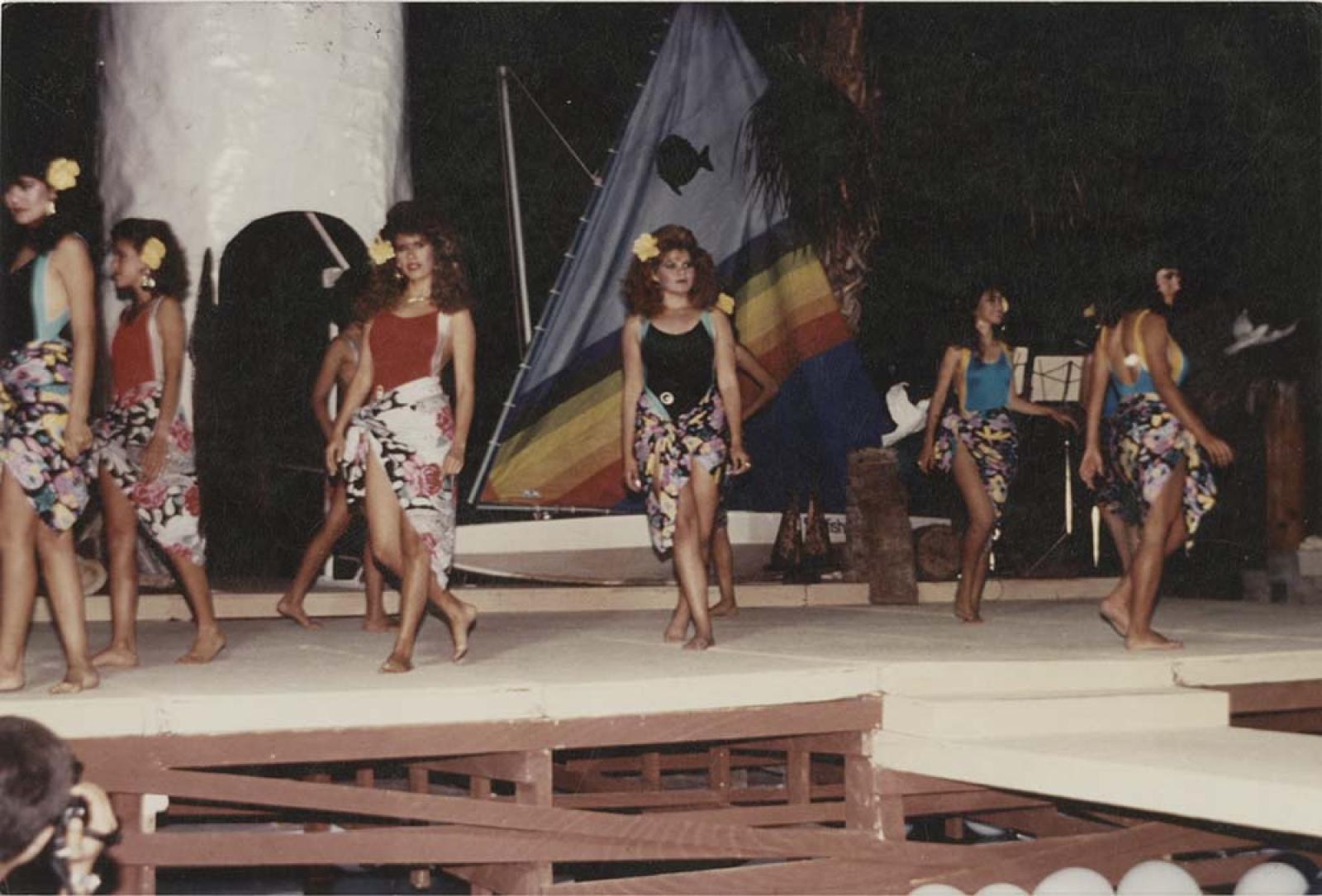 Pasarela de mujeres, en traje de baño.