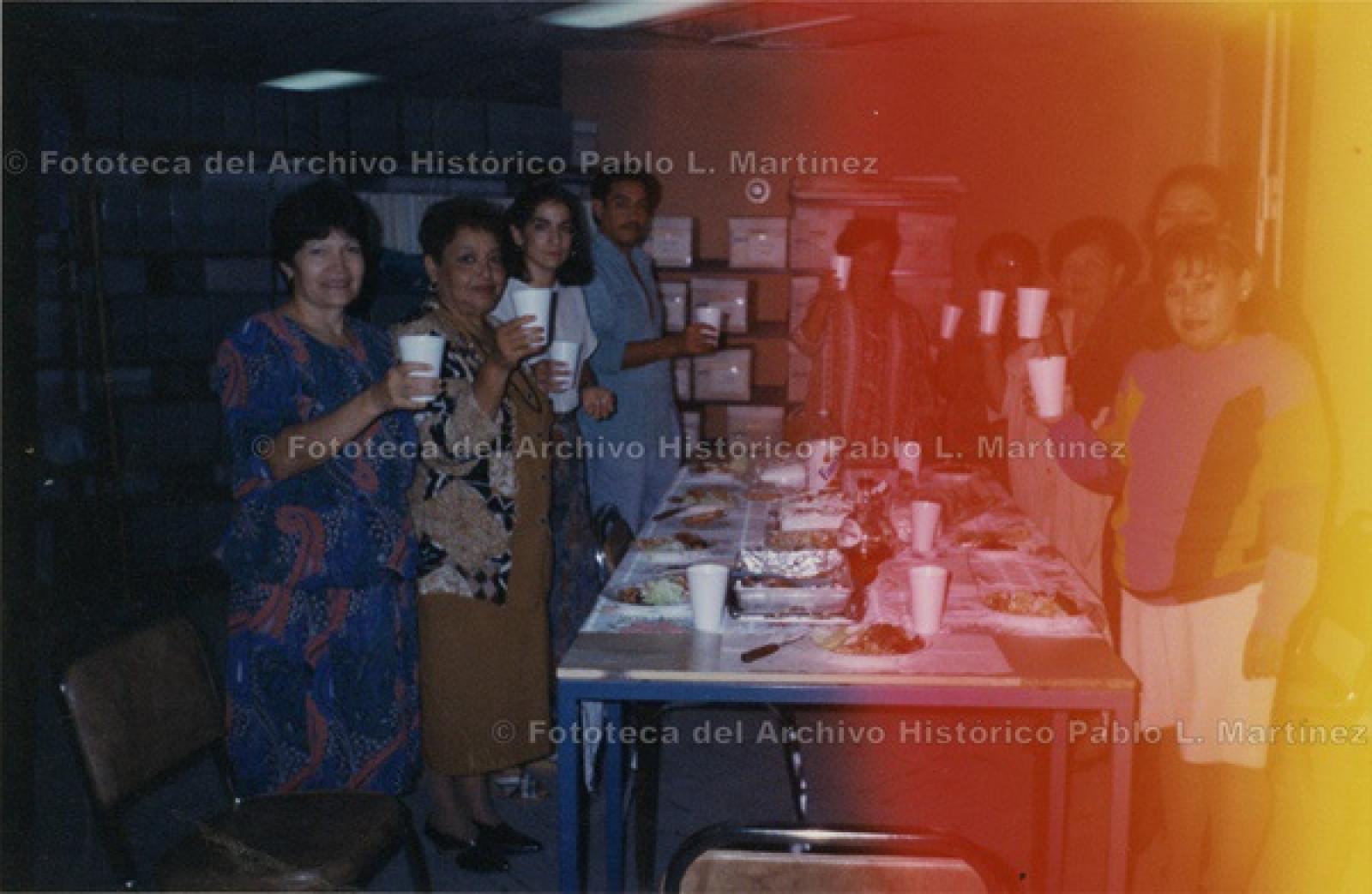 Personal del archivo histórico en “brindis de Noche Buena”.