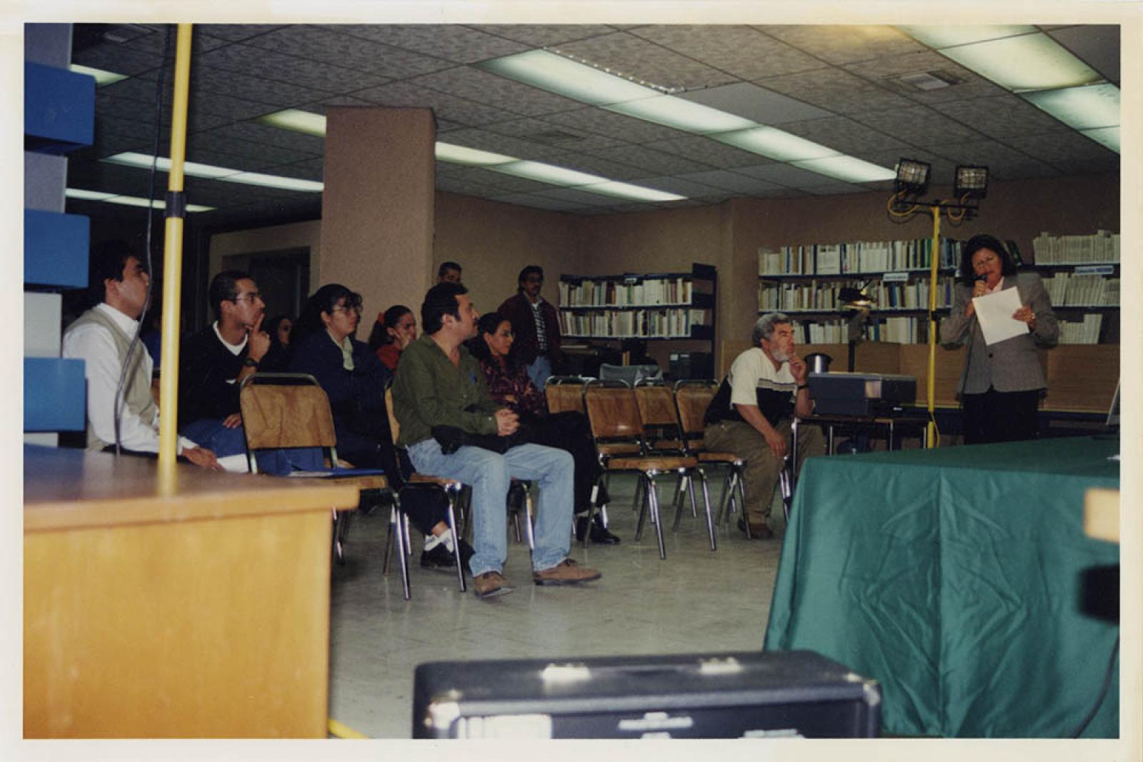 Personal del archivo y usuarios en capacitación profesional.