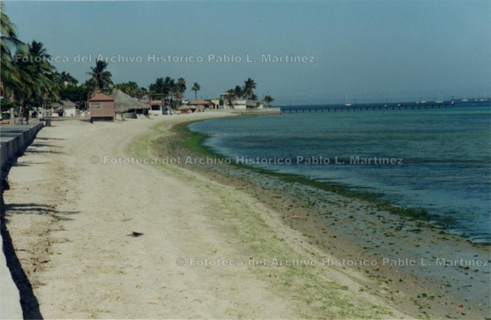 Playa del malecón de La Paz.