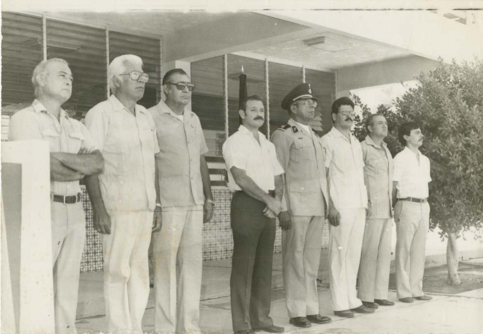 “Presidiendo la ceremonia”.