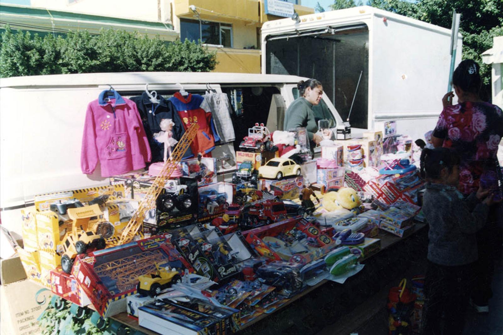 Puesto ambulante de ropa y juguetes.