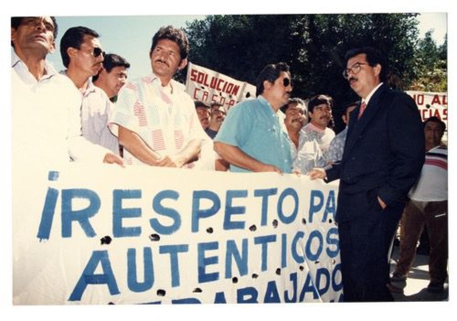 Raúl Antonio Ortega Salgado con manifestantes.