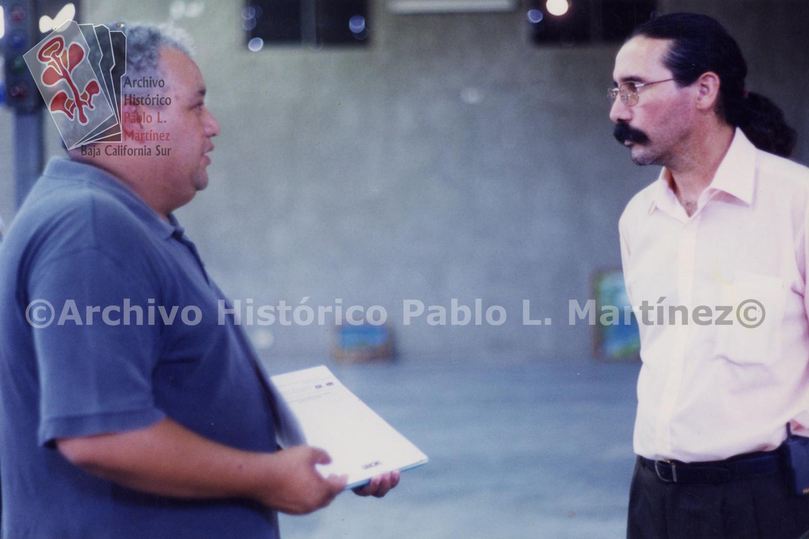 Raúl Conde Peralta y acompañante en conversación.