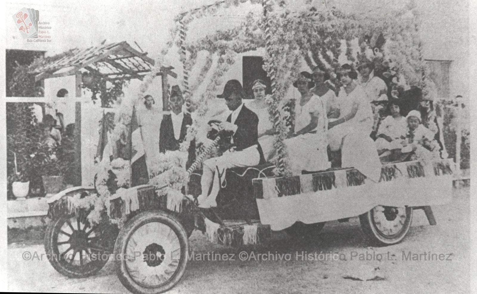 Reina del carnaval Francisca Josefina Ruiz, acompañada de sus damas de honor en su carroza, 1924.