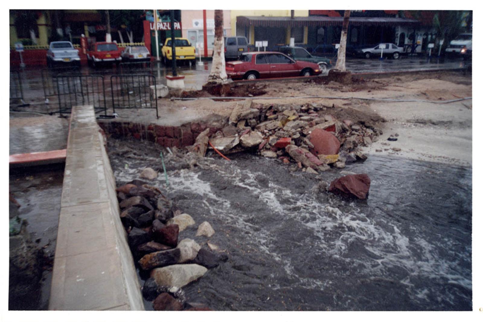 Remodelación del malecón de La Paz en temporada de lluvia.