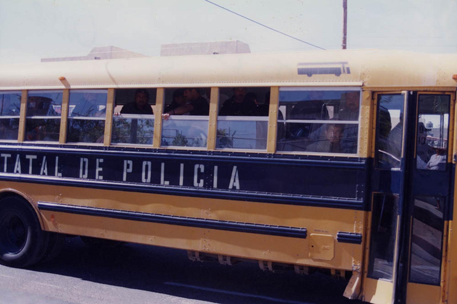 Reos en autobús de policía.
