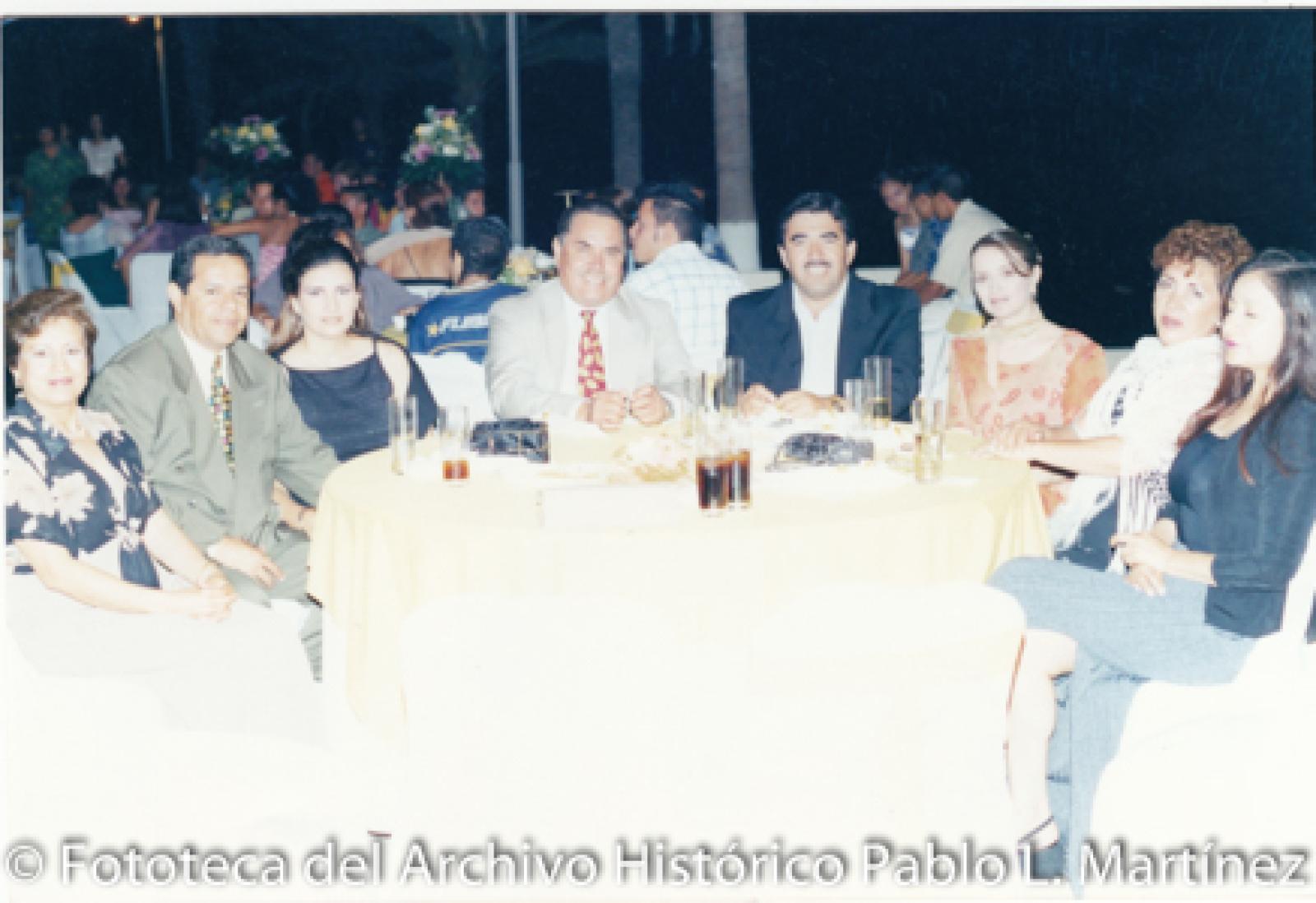 Retrato de grupo, en banquete.