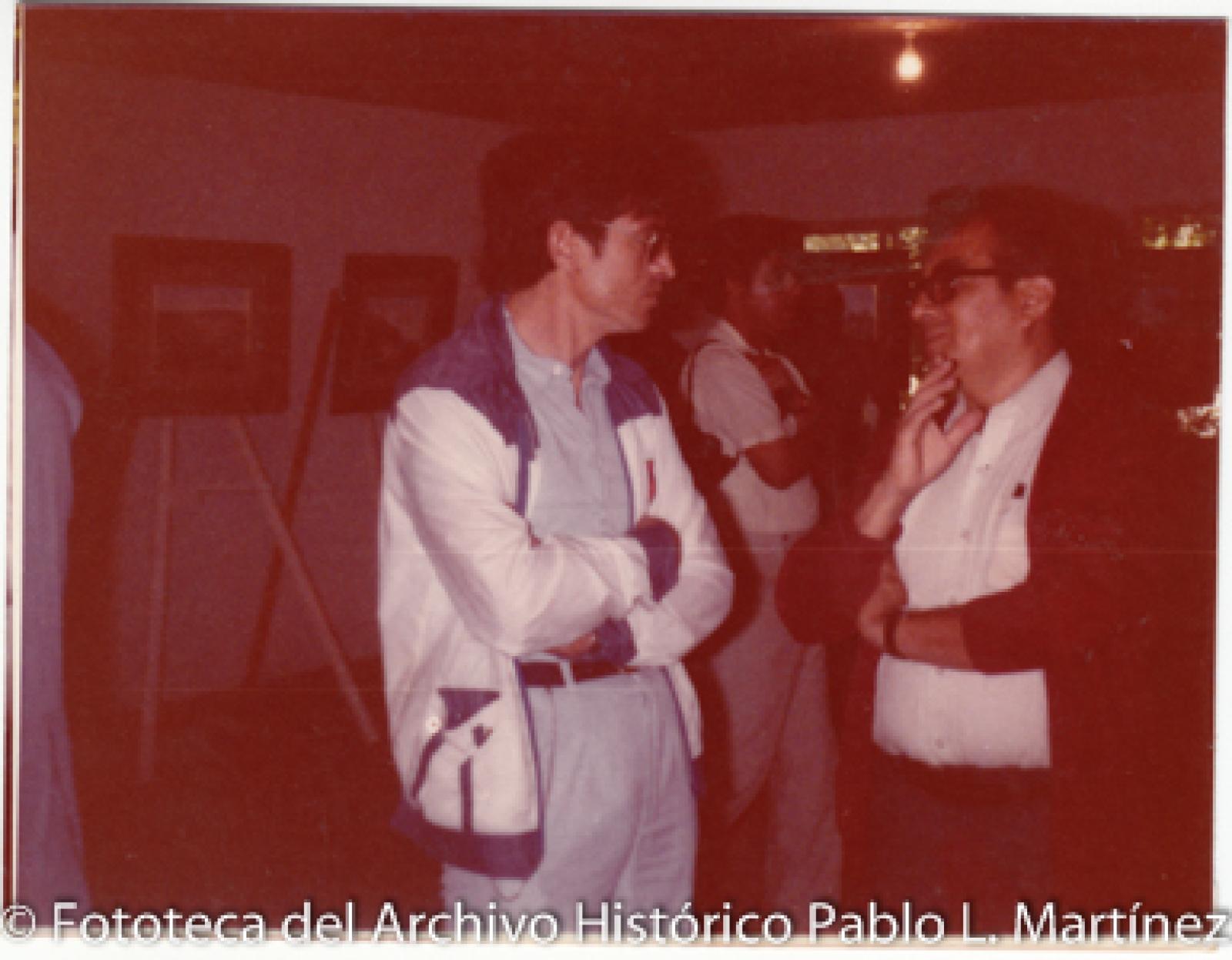 Retrato de grupo, en exposición de obras.